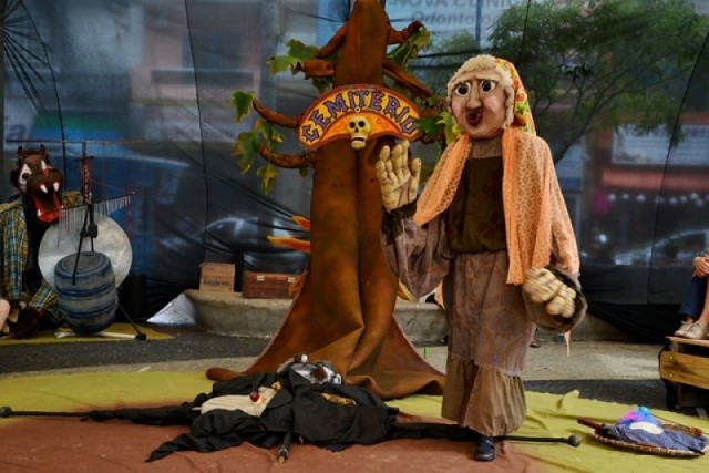 Teatro de Rua com bonecos gigantes é atração no Morro dos ... - Engeplus