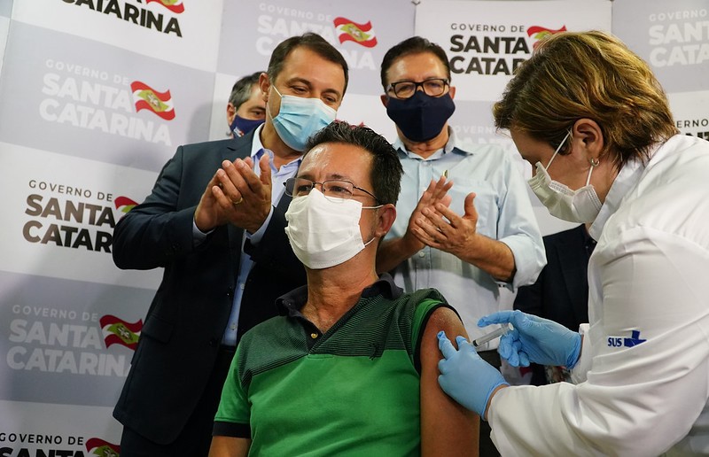 Santa Catarina inicia vacinaÃ§Ã£o contra a Covid-19; doses serÃ£o entregues aos municÃ­pios nesta terÃ§a