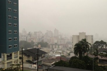 Chuva e vento provocam queda de energia em bairros de CriciÃºma
