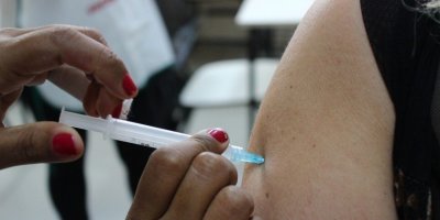 Primeira dose da vacina Oxford/AstraZeneca reduz chance de infecÃ§Ã£o em atÃ© 65%, revela estudo