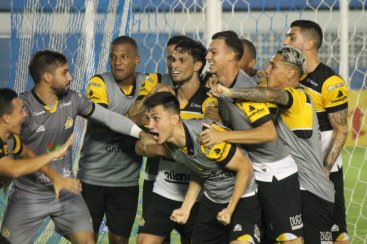CriciÃºma vence o Paysandu e comemora retorno Ã  SÃ©rie B do Campeonato Brasileiro