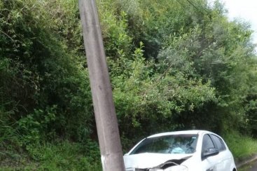 Carro atinge poste e deixa moradores sem energia elÃ©trica em CriciÃºma 