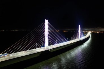 IluminaÃ§Ã£o da ponte Anita Garibaldi antecipa votos de paz para 2022