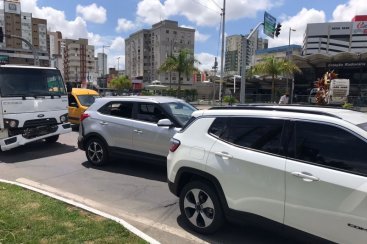 Engavetamento entre dois carros e caminhÃ£o deixa duas pessoas feridas na CentenÃ¡rio 