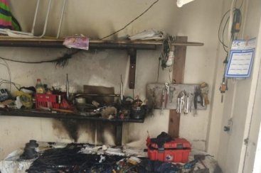 Bateria de celular pega fogo e danifica garagem em CriciÃºma
