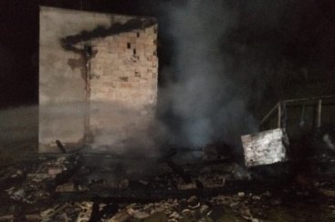 Casa de madeira Ã© atingida por incÃªndio em Orleans