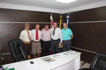 Prefeito de TubarÃ£o recebe Ordem dos Cavaleiros de Santa Catarina