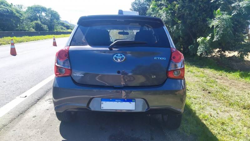 Três pessoas ficaram feridas em acidente na BR-101, em Capivari de Baixo — foto 1