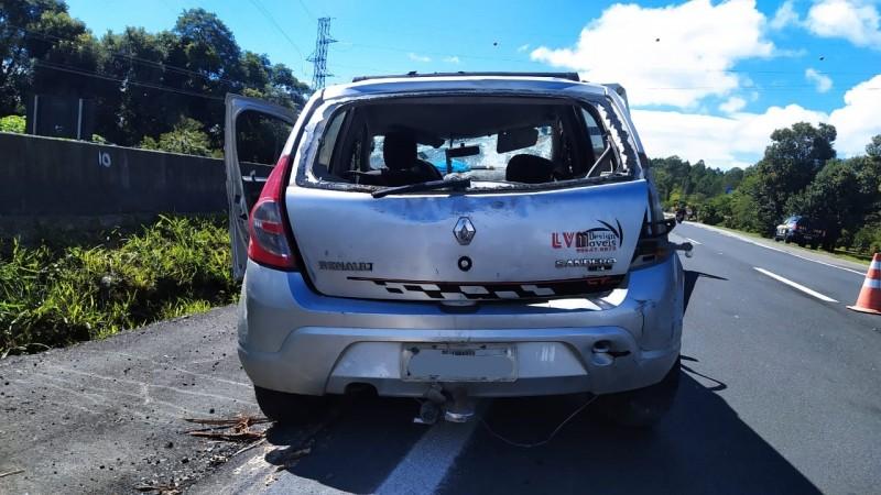 Três pessoas ficaram feridas em acidente na BR-101, em Capivari de Baixo
