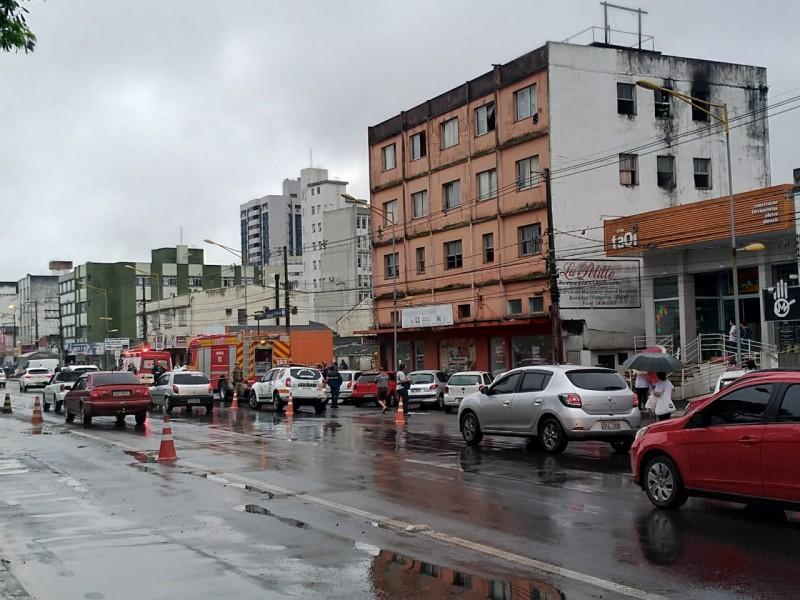 Incêndio em prédio na avenida Centenário mobiliza bombeiros