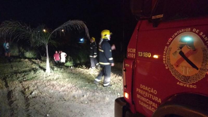 Após colisão, veículo sai da pista e cai em barranco