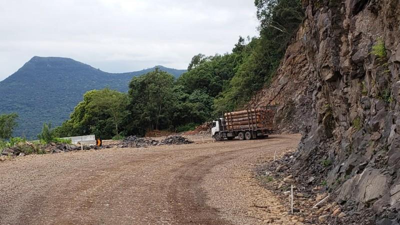 Serra da Rocinha é interditada para pavimentação em concreto rígido