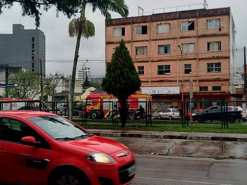 Incêndio em prédio na avenida Centenário mobiliza bombeiros — foto 2
