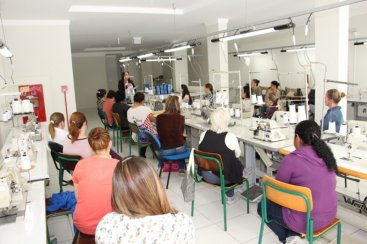 Curso de costura capacita mulheres em Lauro Müller