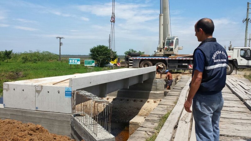 Defesa Civil Regional acompanha instalação de ponte na Praia da Caçamba