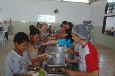 Almoço reúne famílias atendidas por Associações no  Pinheirinho