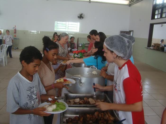 Almoço reúne famílias atendidas por Associações no Pinheirinho