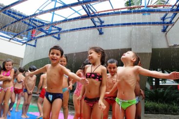 No calor, chuveirão faz a alegria das crianças 