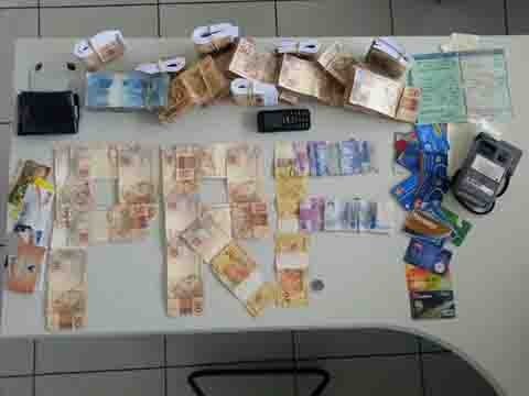 Homem é detido com R$ 41 mil, cartões de crédito e carro clonado 