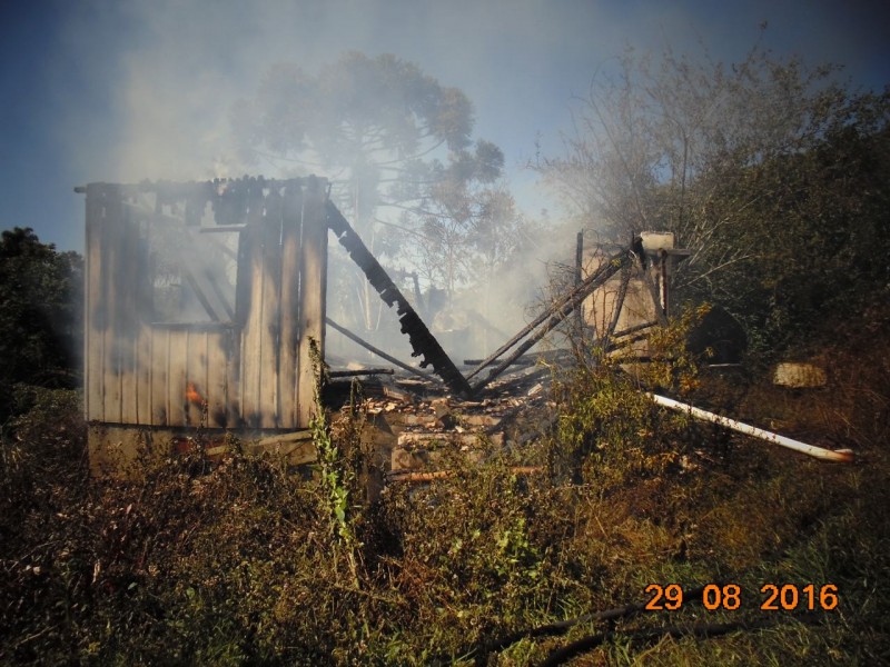 Casa fica 90% destruída em incêndio