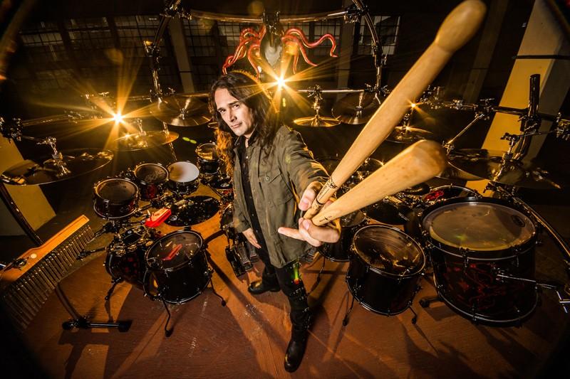 Aquiles Priester o maior baterista de heavy metal do Brasil se apresenta em CriciÃºma.