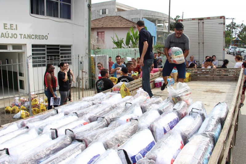 Defesa Civil entrega kits humanitários para vítimas da enxurrada