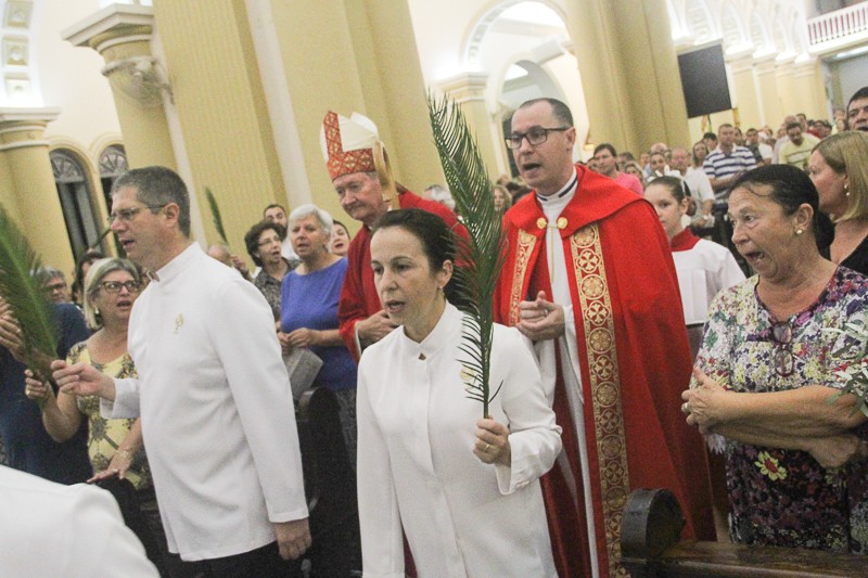 Católicos celebram o início da Semana Santa com bênção dos ramos