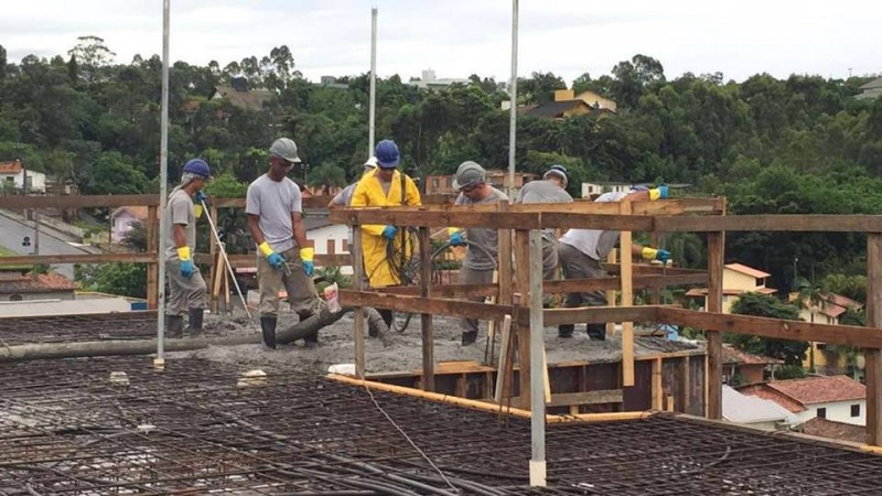 Curso oferece remuneração de R$ 980 e experiência na área de construção civil