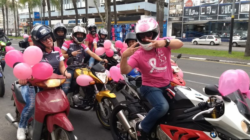 As motos nas ruas para saudar o Outubro Rosa
