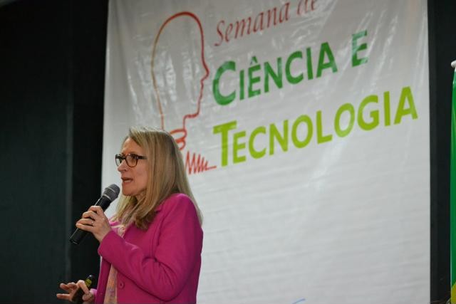 Estela Benetti fala sobre economia e inovaÃ§Ã£o e afirma crescimento em SC