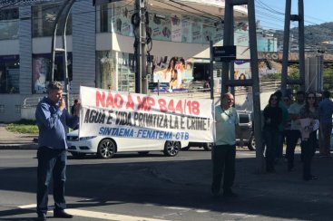 Em protesto contra medida provisória, funcionários da Casan realizam manifestação em Criciúma 