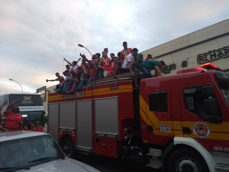 Em recepção calorosa, equipe do Próspera comemora título com desfile em Criciúma