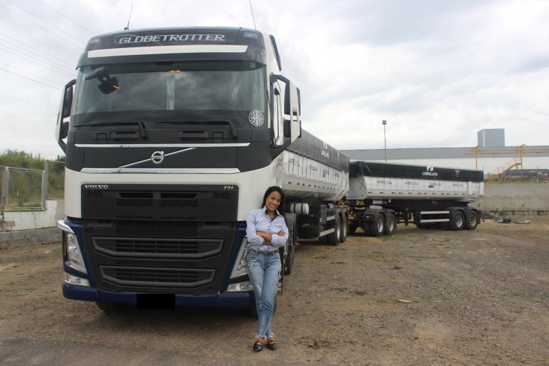 Transportadora de Criciúma contrata primeira mulher caminhoneira