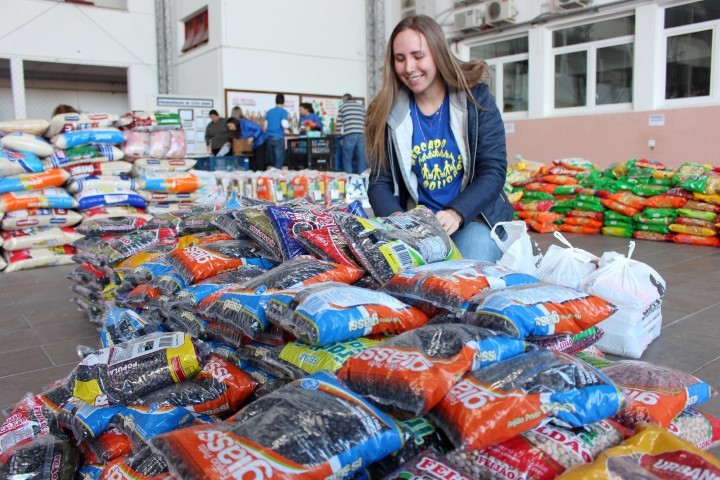 Em um dia de atividades, Mercado Solidário arrecada 10,5 toneladas de doações