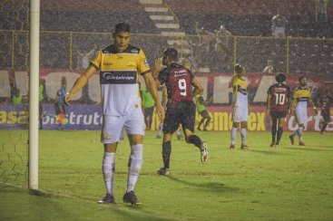 Criciúma sofre dois gols em seis minutos e amarga derrota em Salvador