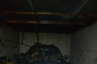 Garagem de automóveis pega fogo em Braço do Norte