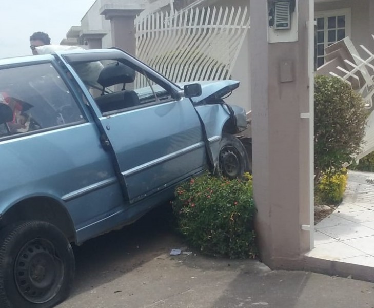 Motorista passa mal e bate veículo contra um muro no município de Tubarão 
