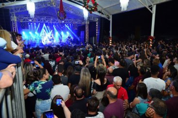 Show de Marcos & Belutti e desfile natalino atraem 15 mil pessoas para Jacinto Machado
