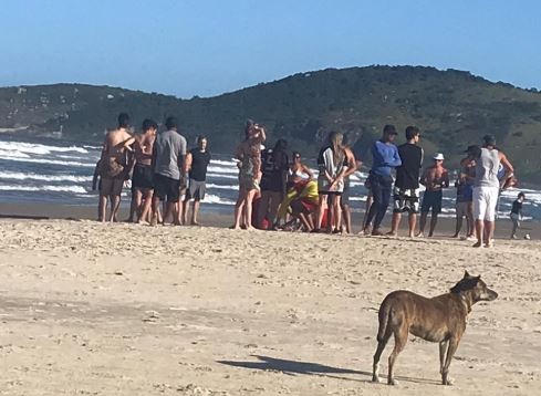 Criança é resgata após se afogar na Praia do Mar Grosso, em Laguna