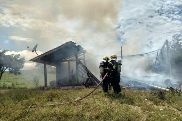 Incêndio destrói residência em Orleans