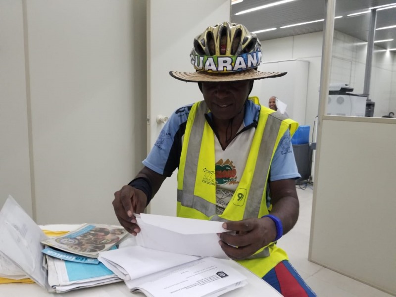 Ciclista que pretende percorrer 100 mil quilômetros pelo país visita Criciúma 