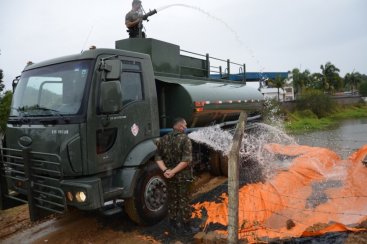 Cocal do Sul está recebendo auxilio do exército para transporte de água