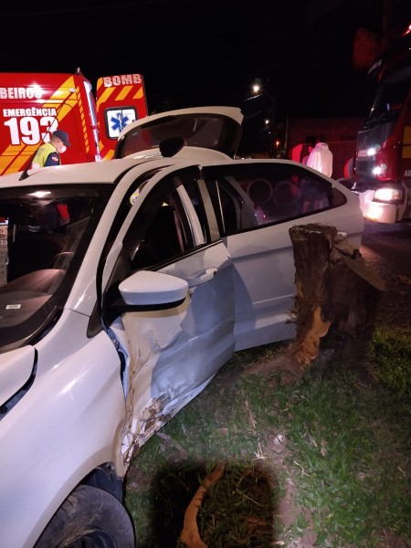Motorista fica ferido ao colidir veículo contra árvore em Criciúma 
