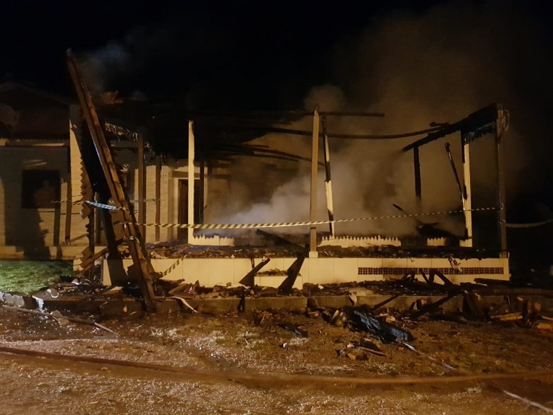 Em Urussanga, bombeiros combatem incêndio em residência 