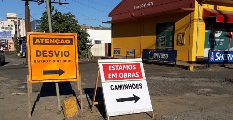 Placas de sinalização de trânsito são furtadas em Criciúma 