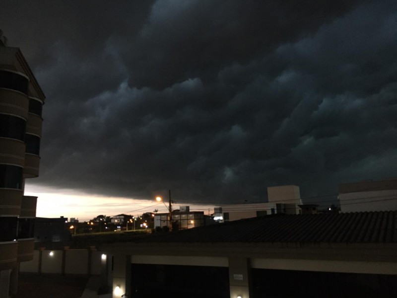 Confirmando a previsão, nuvens de chuva são observadas em Criciúma