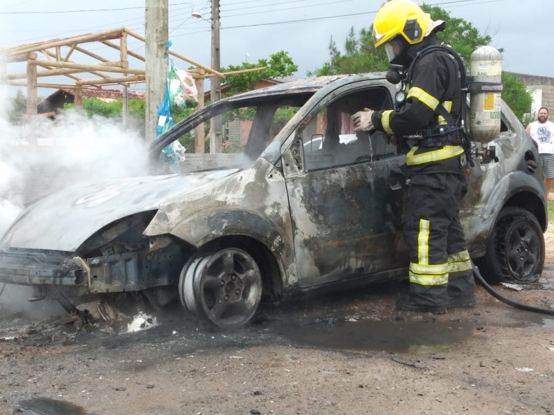 Carro é atingido por incêndio em Balneário Arroio do Silva