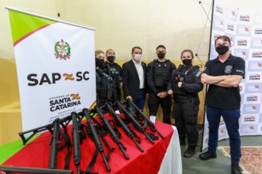 Governador entrega equipamentos e veÃ­culos para reforÃ§ar sistema prisional e anuncia obra em TubarÃ£o