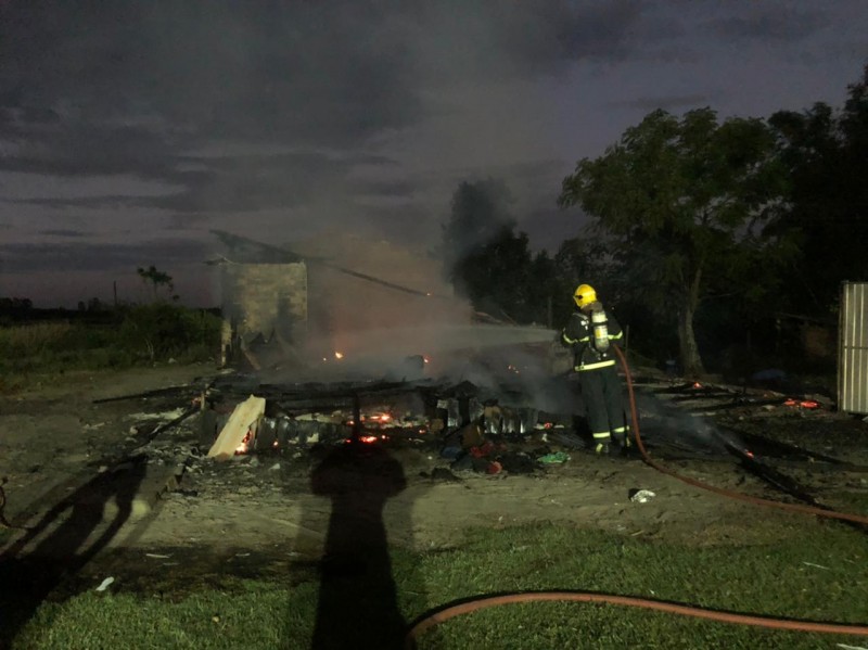 Residência mista é atingida por incêndio em Meleiro