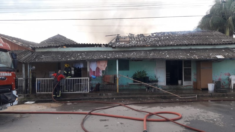 Bombeiros combatem incêndio em residência na cidade de Braço do Norte